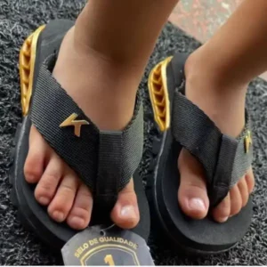 Chinelo Preto c/dourado KN